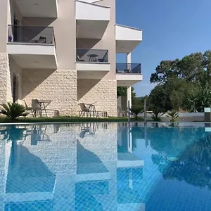 https://leon-villas.hotelschalkidiki.net